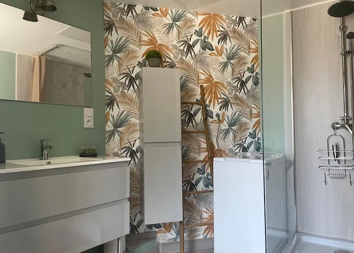 L'abeille Sas Le Jardin De Messie Apartahotel